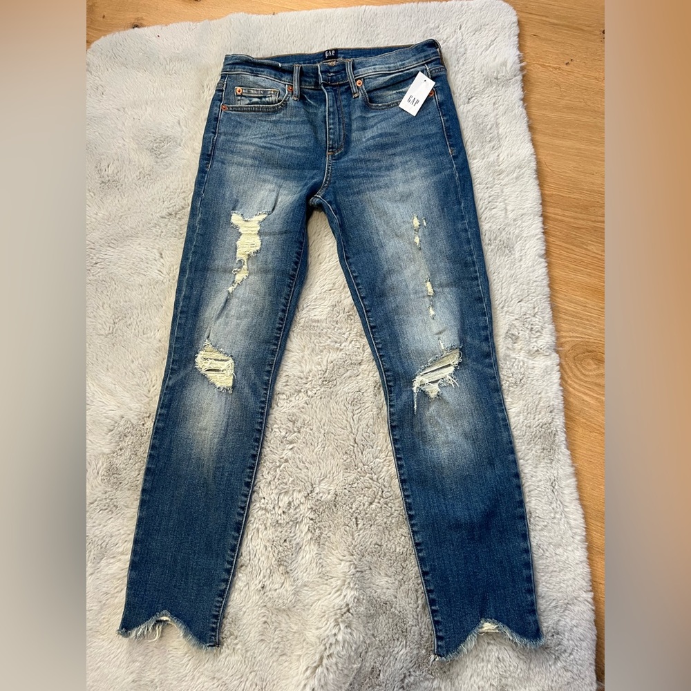 BNWT Gap size 28 true skinny jeans.